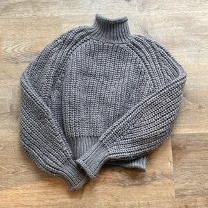 H& M sweater